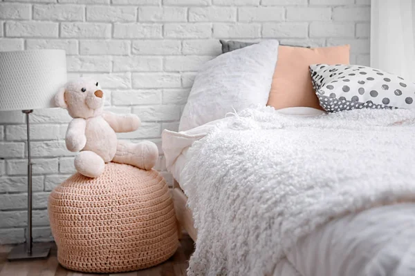 舒适的儿童房内有舒服的床 — 图库照片