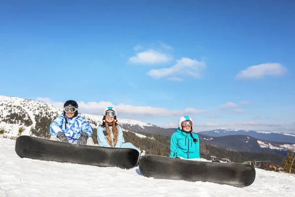 Ομάδα Των Snowboarders Στο Σκι Πίστα Στο Χιονισμένο Θέρετρο — Φωτογραφία Αρχείου