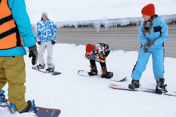 Mladá Žena Lekcí Snowboardu Horském Resortu Zimní Dovolená — Stock fotografie