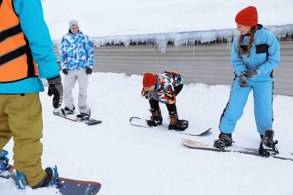 Fiatal Figyelembe Véve Snowboard Leckék Havas Resort Téli Pihenés — Stock Fotó