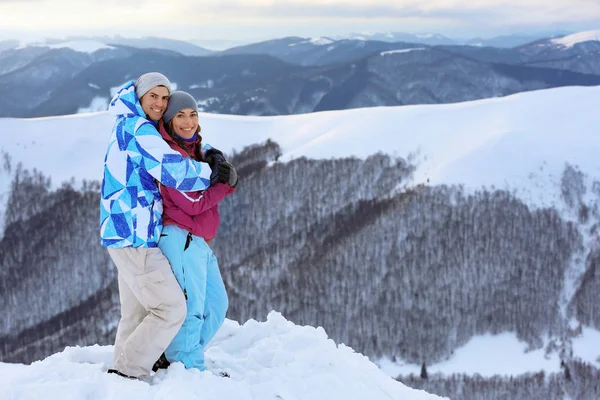 Szczęśliwa para na szczyt snowy mountain Resort. Ferie zimowe — Zdjęcie stockowe