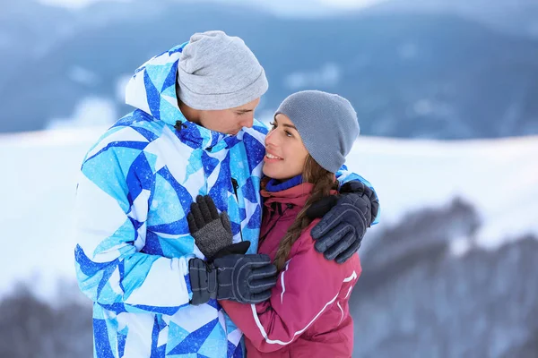 Szczęśliwa para w snowy mountain resort. Ferie zimowe — Zdjęcie stockowe
