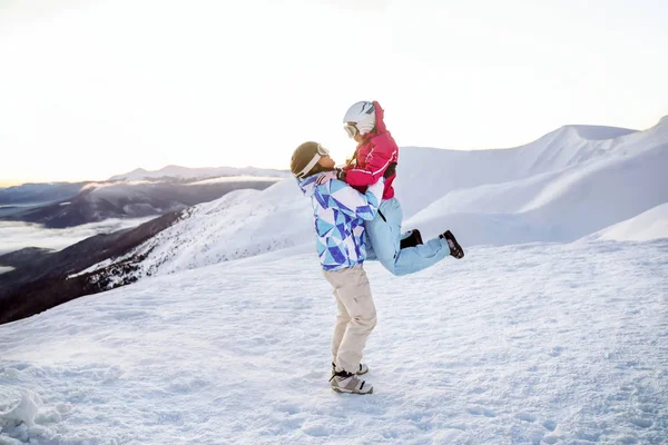Lyckliga Paret Snöiga Topp Ski Resort — Stockfoto