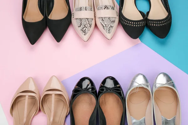 Zapatos Femeninos Con Estilo Sobre Fondo Color — Foto de Stock