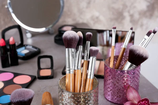 Pinceles Maquillador Profesional Con Cosméticos Decorativos Sobre Mesa Gris —  Fotos de Stock