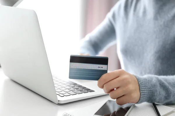 Жінка Кредитною Карткою Використовує Ноутбук Столом — стокове фото