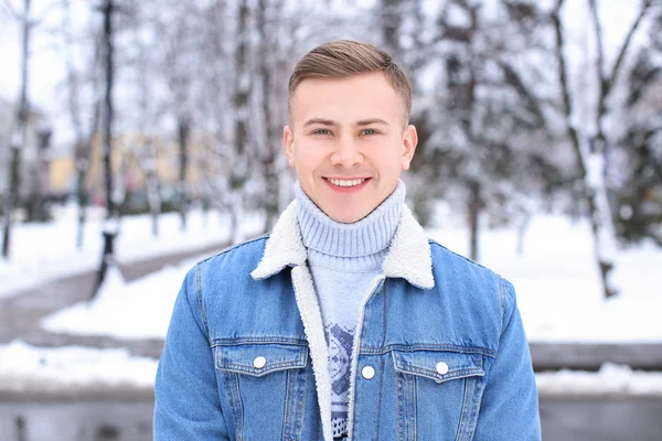 Kış tatili karlı Park'ta mutlu genç adam portresi