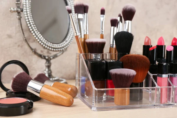 木桌上专业化妆师的装饰性化妆品与工具 — 图库照片