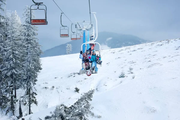Koppel op de skilift in mountain resort. Wintervakantie — Stockfoto