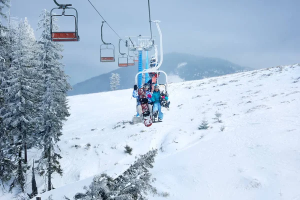 Pareja en telesilla en la estación de montaña. Vacaciones de invierno — Foto de Stock