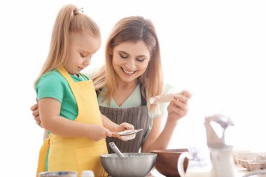 Anne ile kızı eleme un üzerinde mutfak
