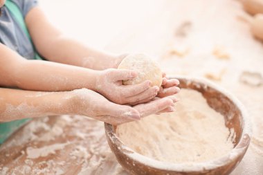 Küçük kız ve büyükannesi ile birlikte un mutfakta parayı