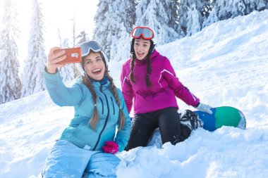 Genç kadın selfie kayak dağ resort, kış tatili alarak