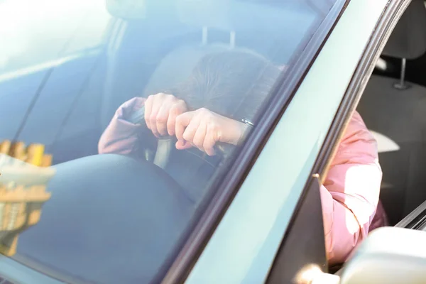 Moe Vrouw Slapen Auto File — Stockfoto