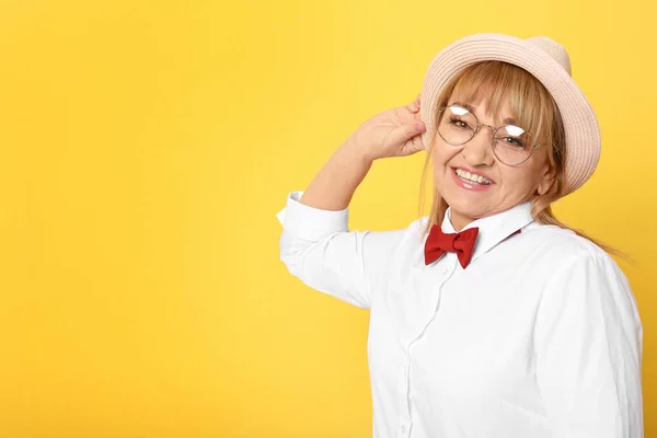 Mulher Sênior Feliz Roupa Hipster Fundo Amarelo — Fotografia de Stock