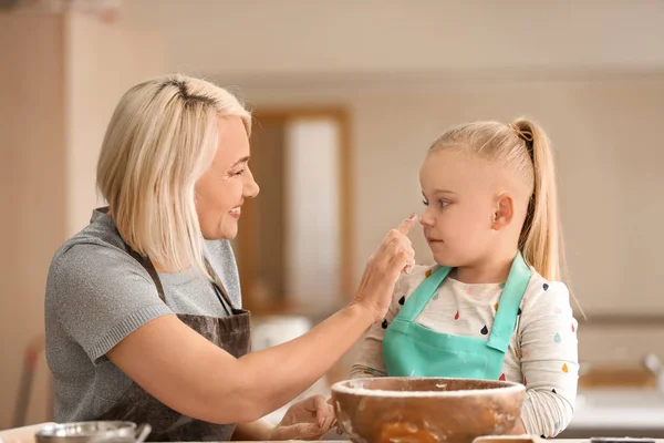 Menina Sua Avó Divertindo Com Farinha Cozinha — Fotografia de Stock