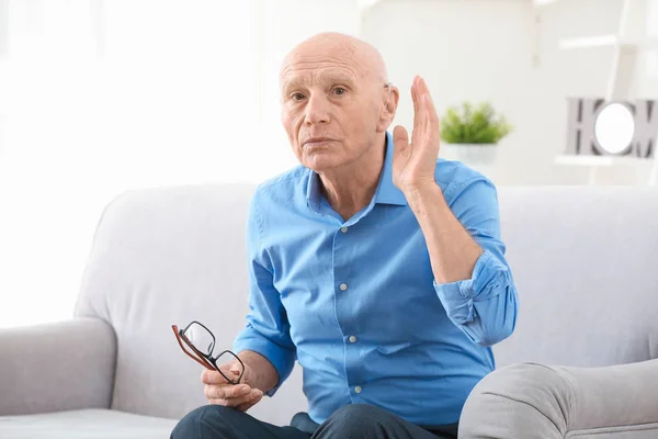 Senior Man Met Gehoorapparaat Binnenshuis — Stockfoto