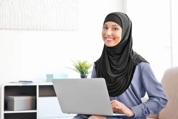 Muslimská Podnikatelka Tradičním Oblečení Pracovišti — Stock fotografie