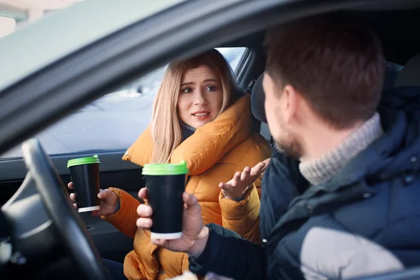 Pareja Joven Con Café Dentro Del Coche Atasco —  Fotos de Stock