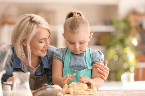 Kleines Mädchen Und Ihre Großmutter Bereiten Gemeinsam Teig Der Küche — Stockfoto