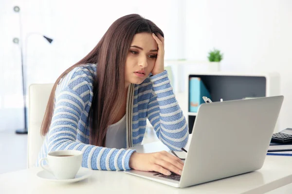 Müde Frau Sitzt Mit Laptop Arbeitsplatz — Stockfoto