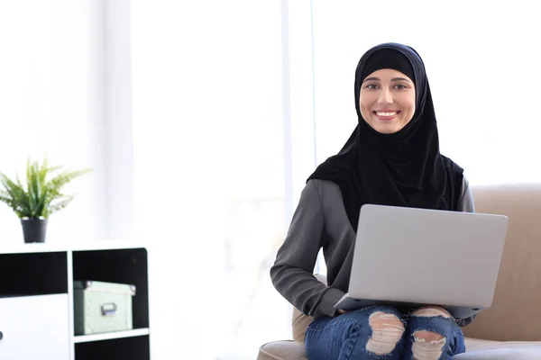 Muzułmańska Bizneswoman Tradycyjnych Ubraniach Miejscu Pracy — Zdjęcie stockowe