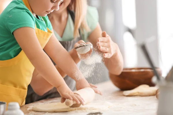 Mutter Mit Tochter Sieben Mehl Auf Teig Küche — Stockfoto