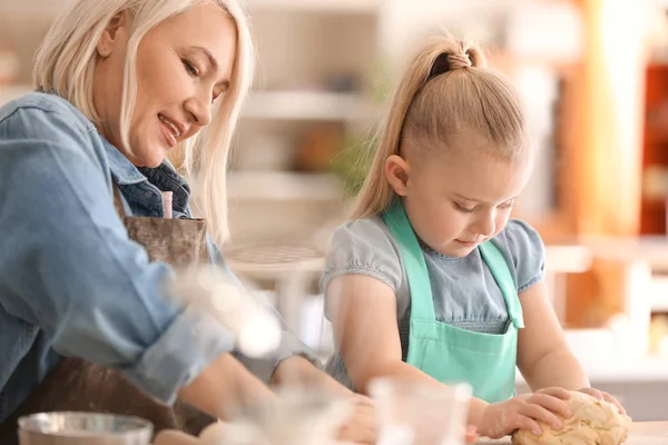 Kleines Mädchen Und Ihre Großmutter Bereiten Gemeinsam Teig Der Küche — Stockfoto