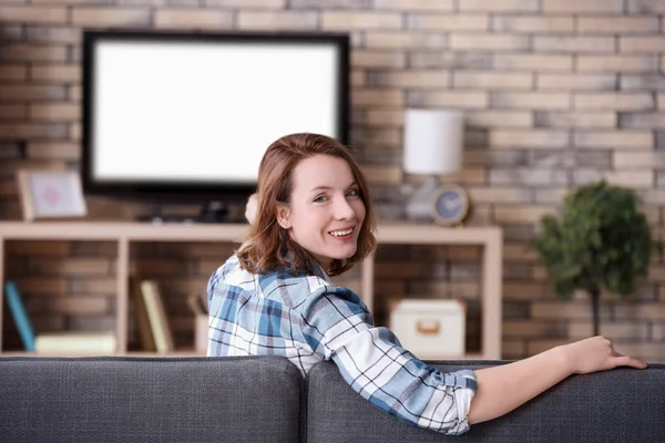 家でテレビを見て幸せな女の肖像 — ストック写真