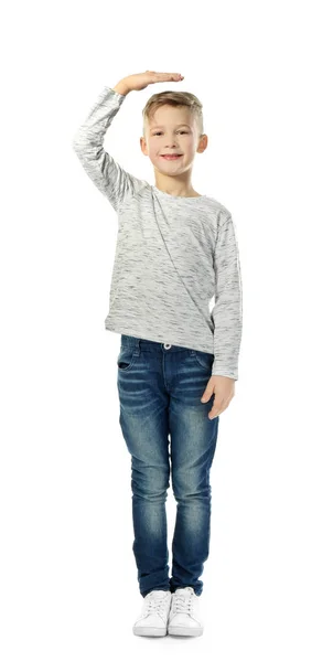 Μικρό Αγόρι Μέτρηση Ύψους Λευκό Φόντο — Φωτογραφία Αρχείου