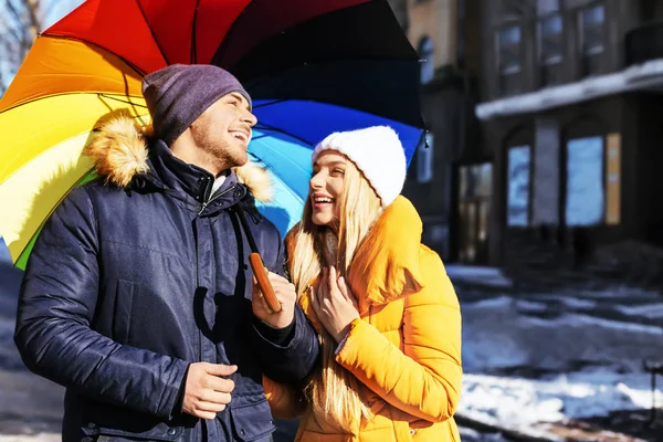 Jeune Couple Romantique Avec Parasol Coloré Sur Rue Ville — Photo