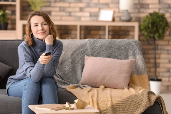 Vrouw Kijken Tijdens Het Rusten Sofa Thuis — Stockfoto