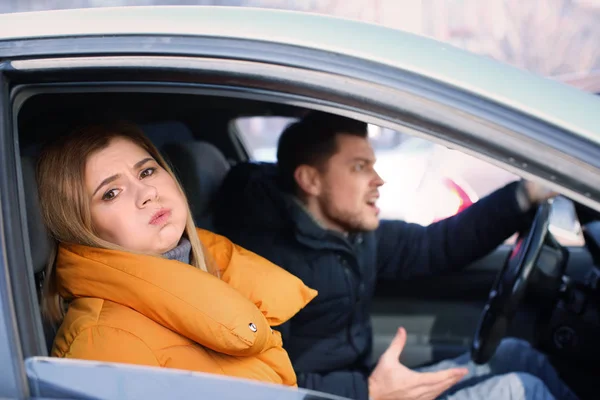 Casal Emocional Dentro Carro Engarrafamento — Fotografia de Stock