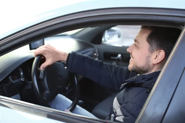 Jeune Homme Souriant Intérieur Voiture Dans Embouteillage — Photo