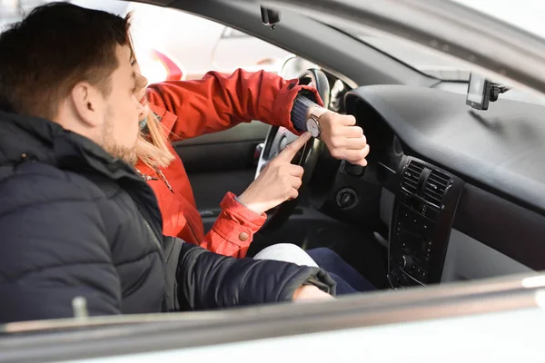 Casal Cansado Dentro Carro Engarrafamento — Fotografia de Stock