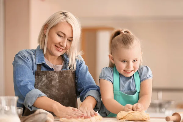 小女孩和她的祖母在厨房准备面团 — 图库照片