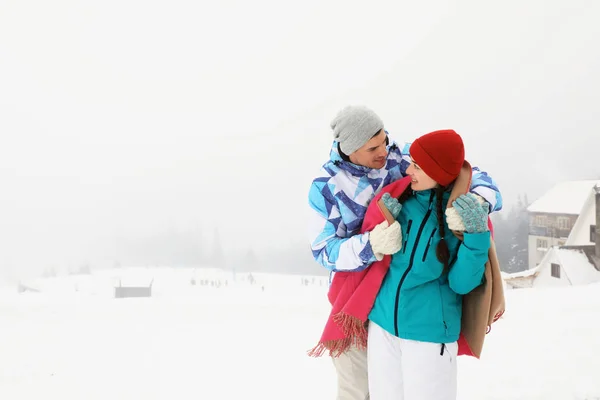 Casal encantador no resort nevado. Férias inverno — Fotografia de Stock