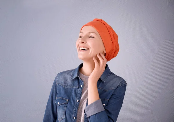 Mujer Joven Con Cáncer Pañuelo Cabeza Sobre Fondo Gris — Foto de Stock