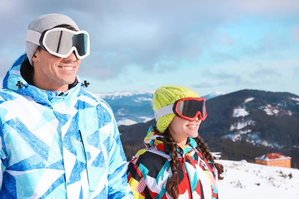 Casal em pista de esqui no resort nevado. Férias inverno — Fotografia de Stock