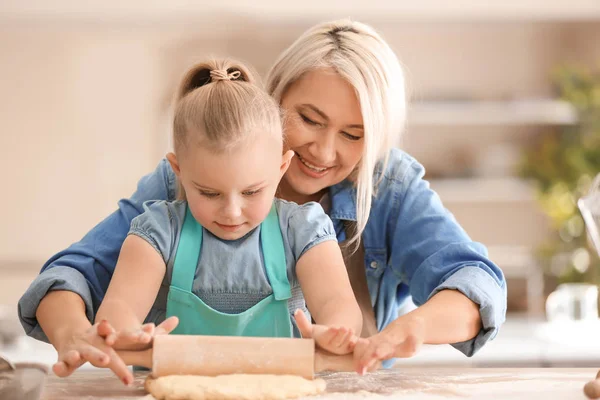 Kleines Mädchen Und Ihre Großmutter Rollen Teig Tisch Der Küche — Stockfoto