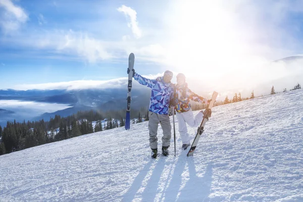 Lyckligt par skidor pisten på snöiga resort. Vintersemester — Stockfoto