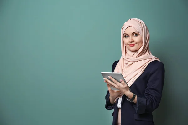 Muslimische Geschäftsfrau Traditioneller Kleidung Auf Farbigem Hintergrund — Stockfoto