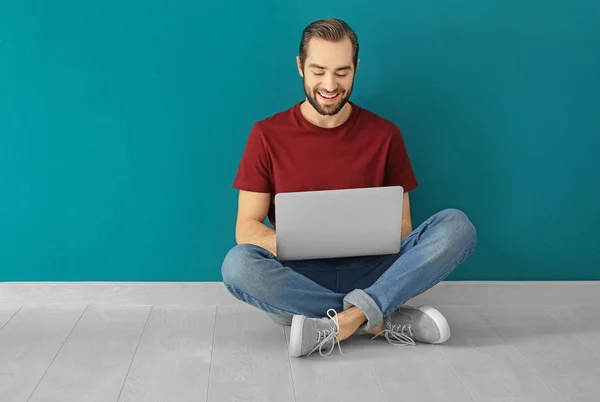 Jeune homme utilisant un ordinateur portable à l'intérieur — Photo