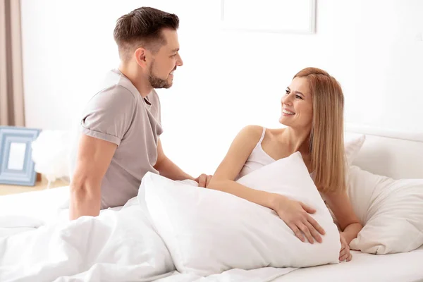 Jovem Casal Cama Com Almofadas Macias Casa — Fotografia de Stock