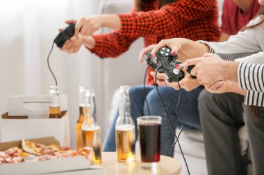 Gençler evde, video oyunları oynamak portre