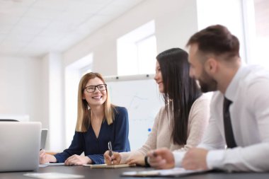 Ofis çalışanları konferans odasında toplantı yapıyor. Finans ticareti