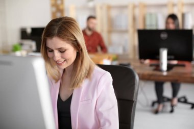 Ofiste çalışan genç kadın. Finans ticaret