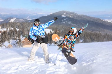 Eğleniyor Kayak Bakırlı karlı Resort'ta snowboards çift. Kış tatili