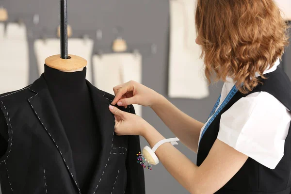 Costurera costura traje formal en atelier —  Fotos de Stock