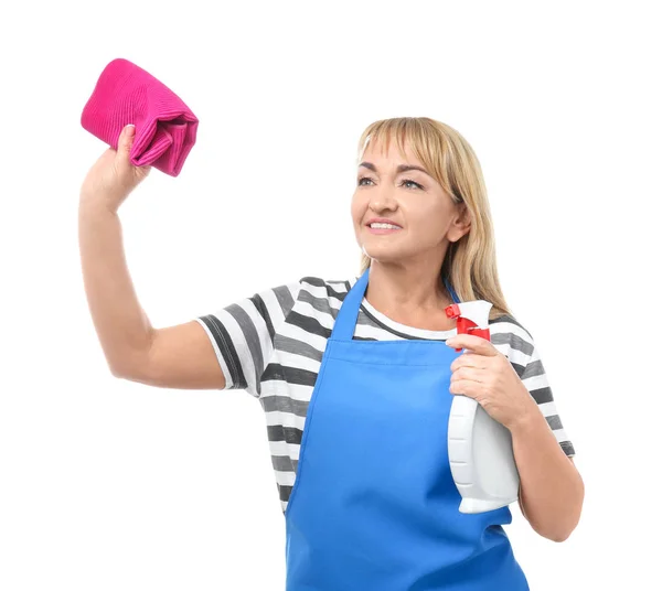 Retrato de mujer madura en delantal con detergente y trapo sobre fondo blanco — Foto de Stock